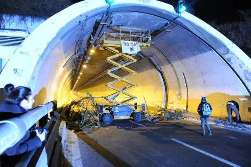 Altro che scempio, è guerra per una galleria Monti non cede ai violenti: avanti con la Tav