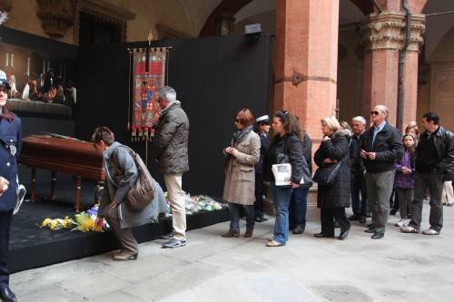 Lucio Dalla in Piazza Grande: 30mila alla camera ardente Niente canzoni al funerale