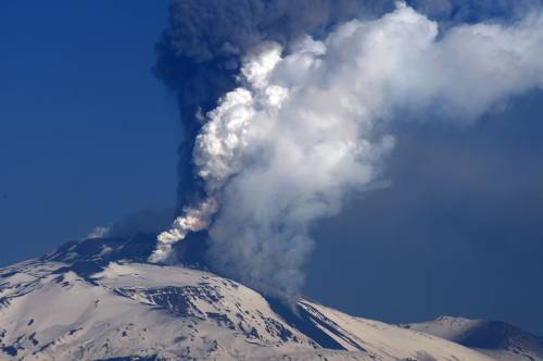 Sull'Etna imbiancato una eruzione lampo: a Catania voli regolari