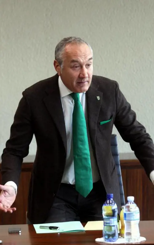 Boni assediato: «Si dimetta» E la Lega non trova la quadra