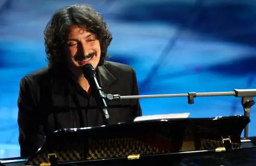 Nel cd del «cantautore piccolino» anche un brano di De Moraes