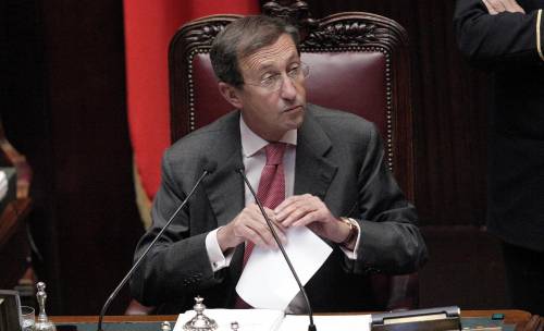 Fini vuole dimettersi, ma solo a settembre