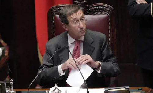 Fini vuole dimettersi, ma solo a settembre