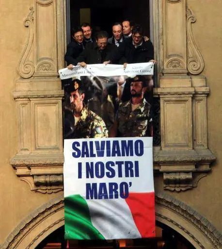 Lultima corsa dei teppisti No Tav Imbrattamenti e blocco dei treni