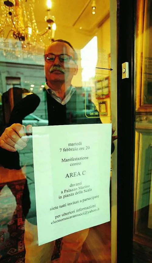 «Boicotteremo tutti i negozi che sono contrari ad Area C»