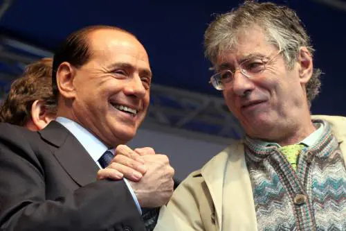 Bossi offende Berlusconi. E così fa un reagalo all'Udc