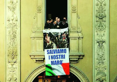 Sui marò, sceneggiata sinistra I soldati non meritano il poster