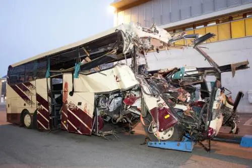 L'autista armeggiava col dvd Lo schianto del bus belga per colpa di una distrazione?