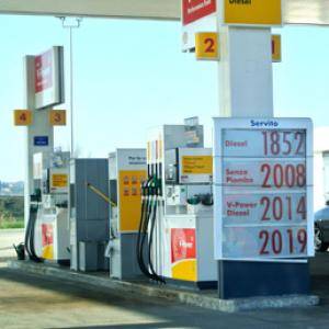 Carburanti, i prezzi non arrestano la corsa Verde sopra i due euro