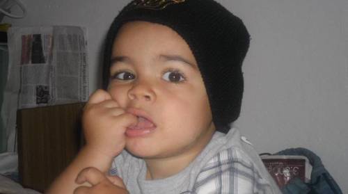 Il giallo di Mirko morto a 2 anni. E il patrigno lo trovano impiccato
