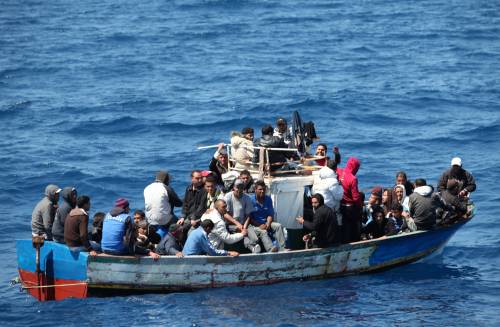 Lampedusa, cinque morti a bordo di un barcone soccorso in mezzo al mare