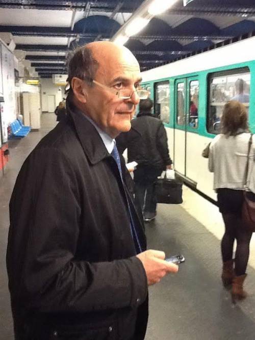La "rive gauche" a Parigi Bersani prende la metro e twitta subito la foto