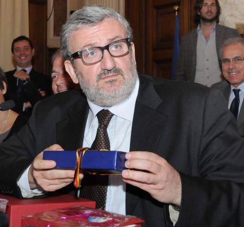 Anomalie e fughe di notizie  Ecco come si è salvato  il sindaco di Bari Emiliano