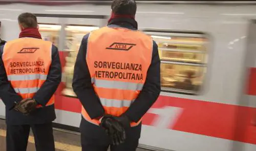 Si butta sotto la metropolitana lautista riesce a frenare in tempo