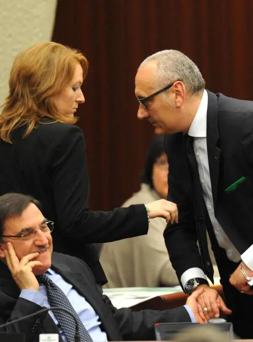 Formigoni dice «pirla» in aula e spacca in due lopposizione