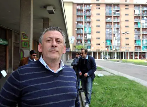 Manzi ferito per strada a colpi di pistola