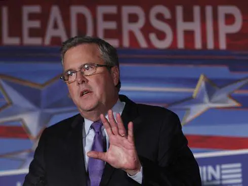 Jeb Bush appoggia Romney Sondaggio, americani stufi: troppa religione nei dibattiti