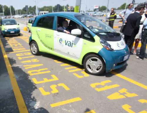 Il maggiordomo e lauto elettrica contro lArea C