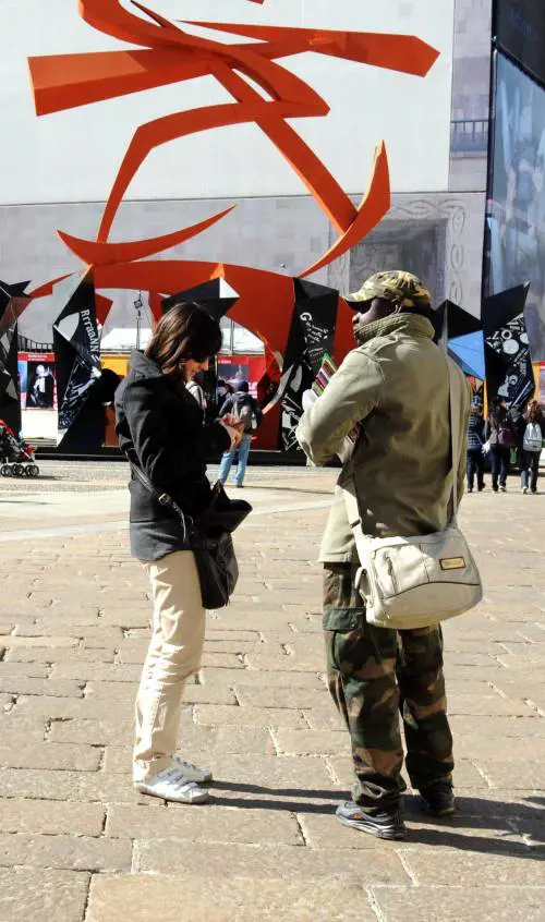 Libri venduti per strada Ecco chi sono gli strilloni e chi guadagna con loro