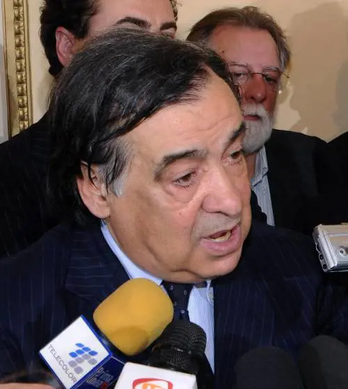 Orlando torna a 20 anni e strappa la foto di Vasto