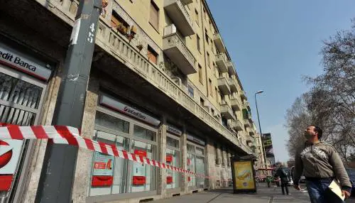 Cadono calcinacci dal palazzo maledetto: ferito un passante