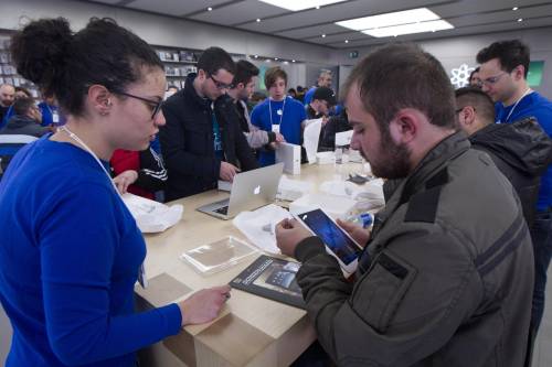 L'iPad sfida la crisi: i consumi crollano ma la Apple vola