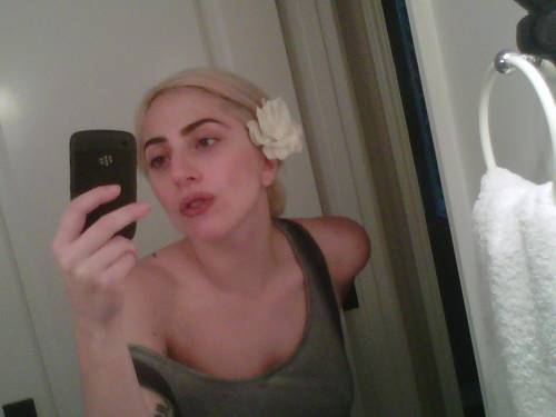Lady Gaga regala ai suoi fan una foto in versione "nature"