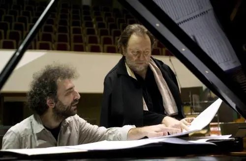 Intervista a Stefano Bollani: "Dalla Scala a Frank Zappa  i miei suoni senza frontiere"