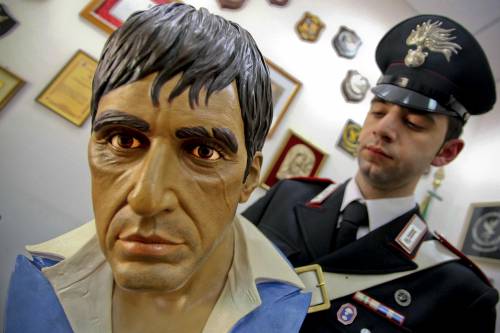 Napoli, in casa del boss spunta il busto di Scarface