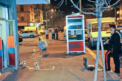 Ostia, agguato in strada Pregiudicato gambizzato