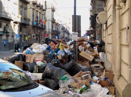 Emergenza rifiuti a Palermo Roghi e cumuli in strada I medici: rischi per la salute