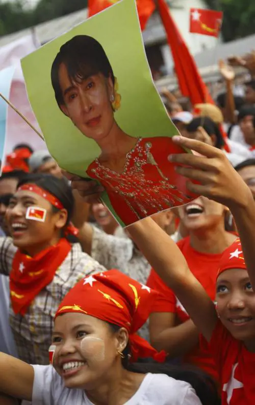 Suu Kyi in Parlamento Ma lorchidea di ferro non potrà governare