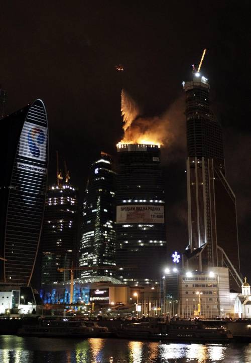 Grattacielo moscovita va a fuoco nella notte