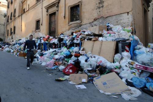 A Palermo è caos rifiuti: di notte spenti 50 roghi "C'è il rischio epidemia"