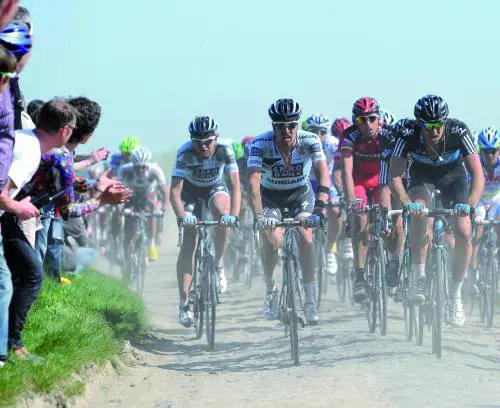 Cuore, fango, sudore Al gran ballo del pavé il tempo si è fermato