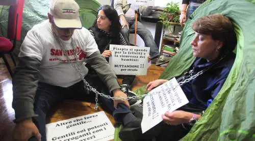 Abusivi ospitati in hotel, 33mila famiglie in attesa