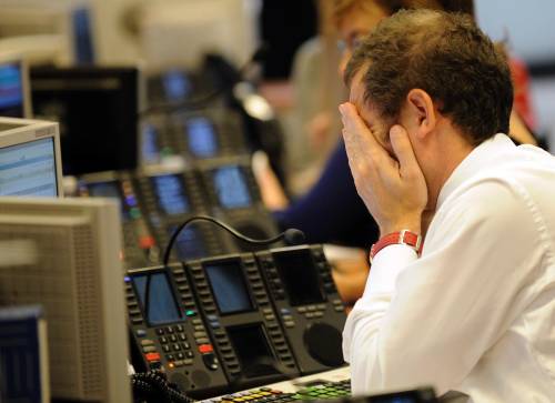 Crollano le Borse europee Piazza Affari perde il 5%, lo spread torna a 402 punti