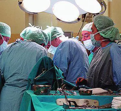 Lallarme dei chirurghi: «La Regione non ci paga due mesi di operazioni»