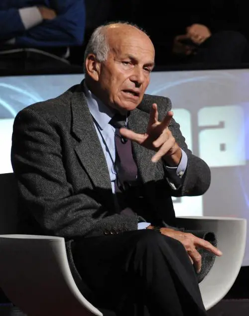 L'ex leader dimenticato torna in scena a teatro