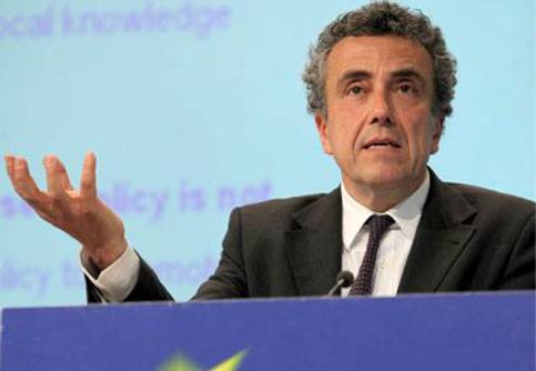 Il ministro Barca benedice la fuga di cervelli all'estero: "Giusto se l'Italia non cresce"
