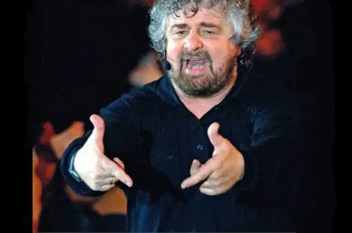 Grillo esaltato dai sondaggi  minaccia tutti i politici: "Li porteremo a Norimberga"