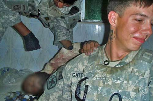 Afghanistan, foto choc Soldati Usa in posa con cadaveri kamikaze