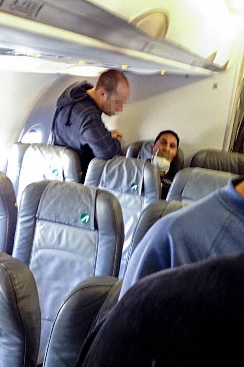 Foto choc sull'aereo: clandestini rimpatriati con scotch sulla bocca