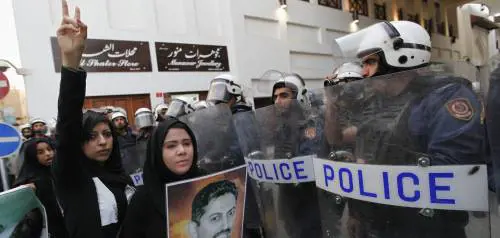 Anche ieri disordini. E i piloti arrivano solo allultimo