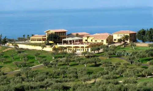 Sicilia, unisola che va in buca tra profumi e swing vista mare