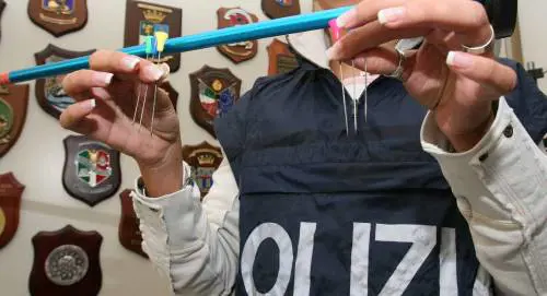 Due passanti feriti alle gambe: la gang dei dardi colpisce ancora