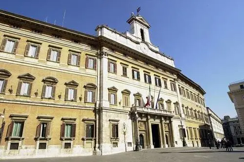 Tra arance e cioccolatini, la Camera ci costa 124 milioni all'anno