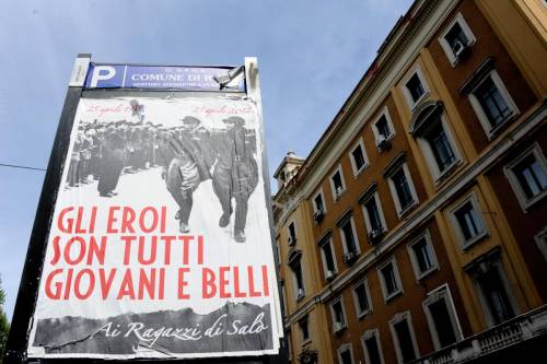 Manifesti inneggianti alla Repubblica di Salò affissi sui muri di Roma