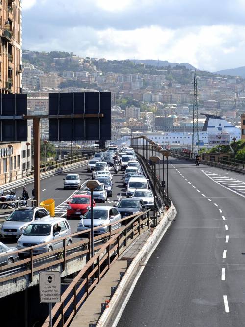 Precari, studenti e tute blu bloccano Genova