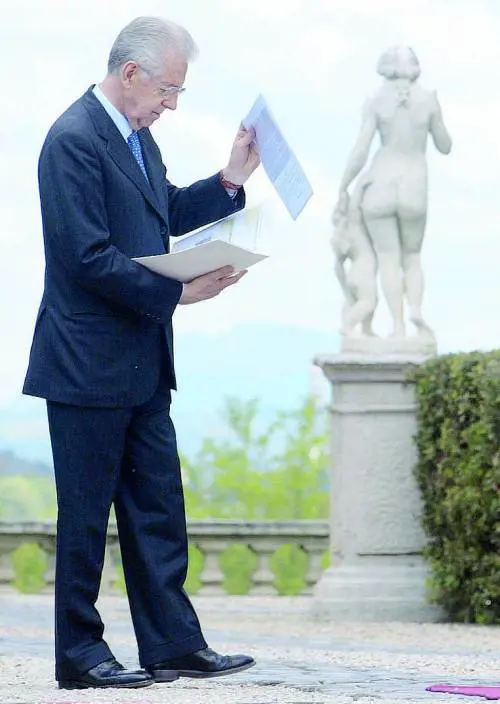 Monti ora impugna la scure  per scongiurare l’Iva al 23%